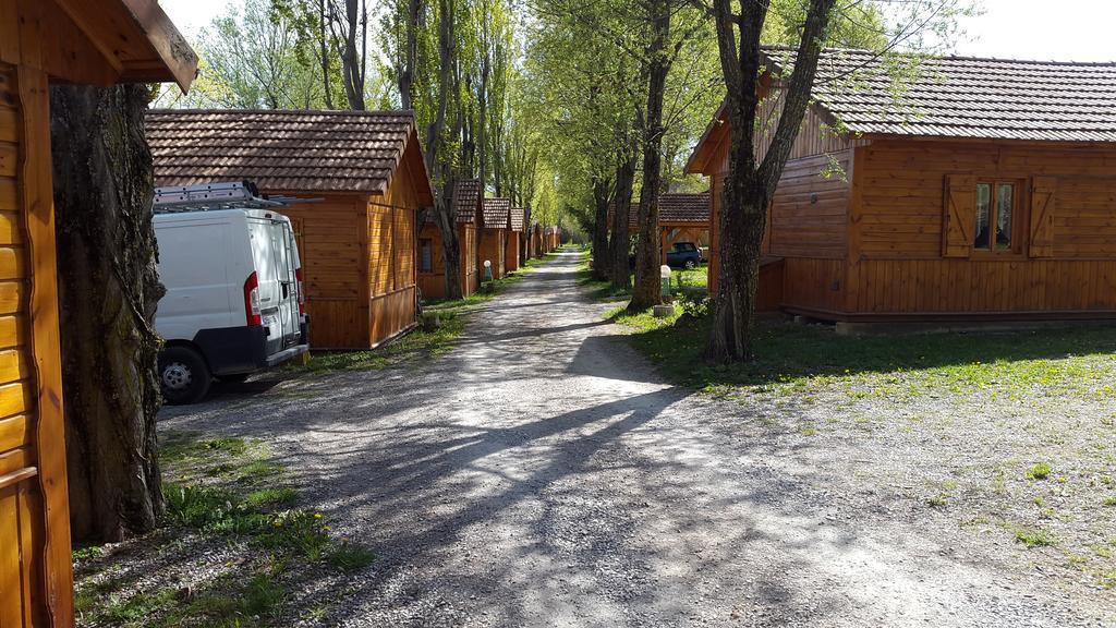 Camping La Motte Flottante La Freissinouse Exterior foto